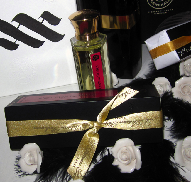 display byP - Roses & Chanel